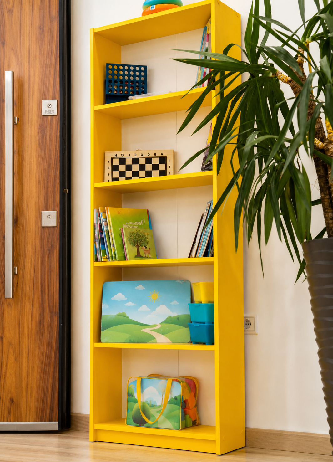 Bibliothèque jaune et espace ludique pour enfants chez SAJOYA